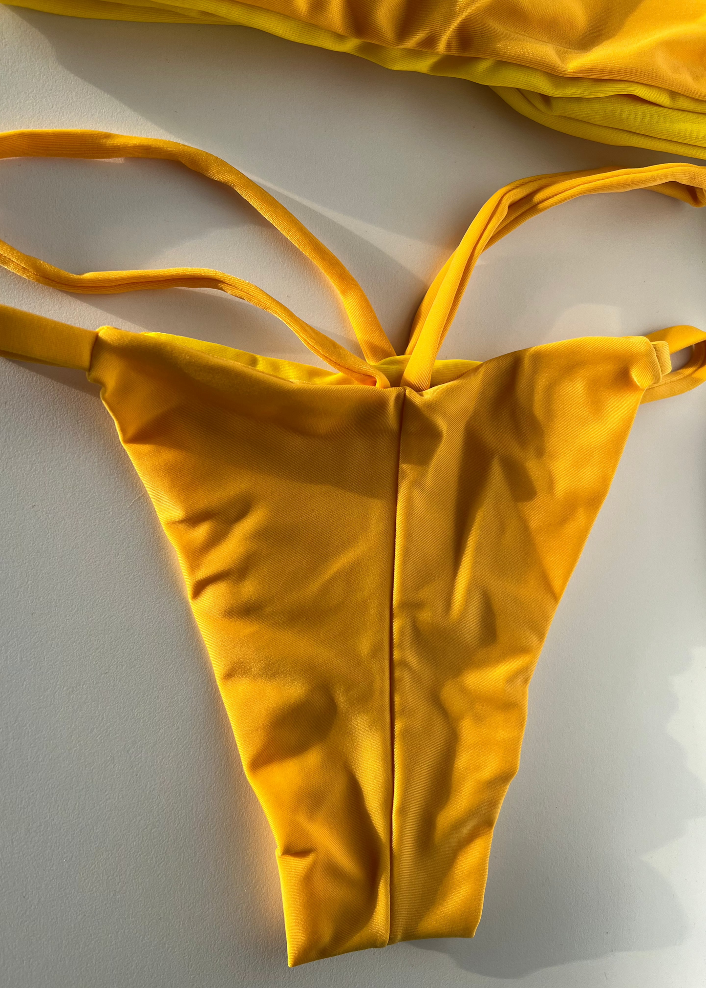 Tons de Amarelo bottom